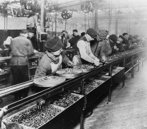 Ford_assembly_line_-_1913